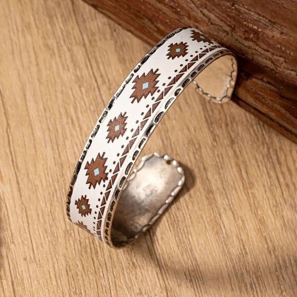 Boho Chic Southwestern Cuff Bracelet Aztec Geometric White & Brown Jewelry - Picture 1 of 2
